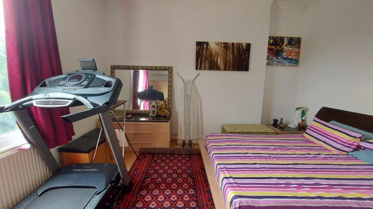 Extra Large One Bedroom Flat With Parking London Exterior photo