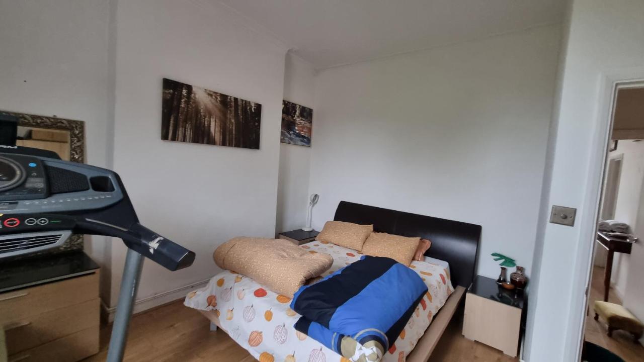 Extra Large One Bedroom Flat With Parking London Exterior photo